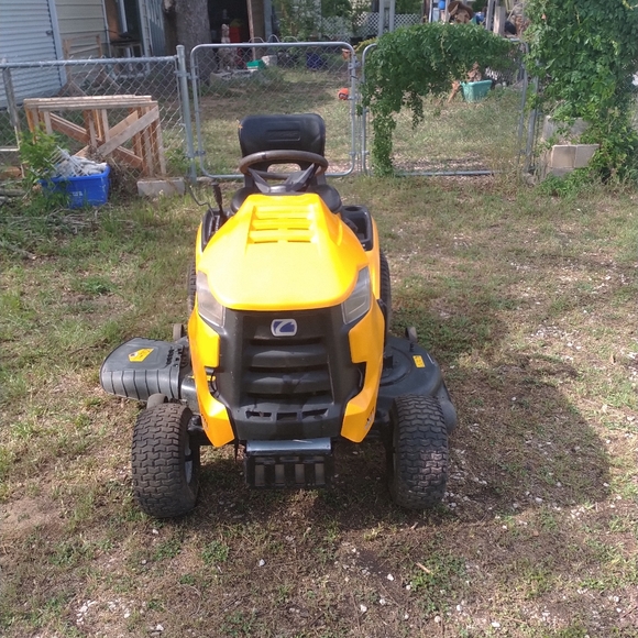 Riding lawnmower - Picture 1 of 4